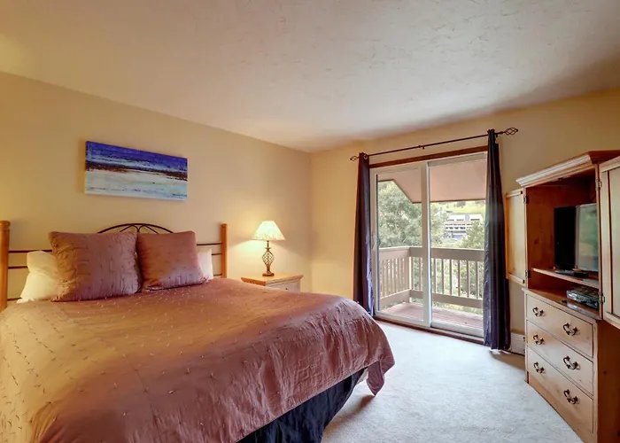 Mile Haus A-6 2br 2ba Apartment *